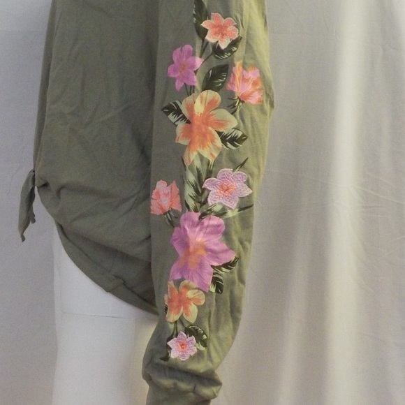 Pink Victoria’s Secret Flower Long Sleeve NWT - Picture 2 of 3